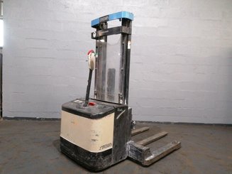 Straddle stacker Crown WS2300 1.8