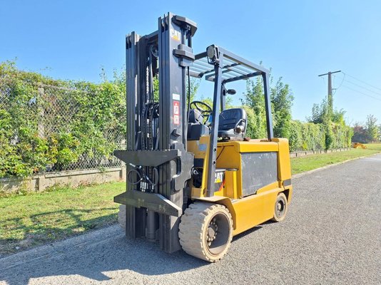 Four wheel front forklift Caterpillar EC55N - 1