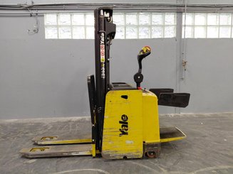 Pedestrian pallet stacker Yale MS12X