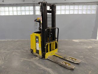 Pedestrian pallet stacker Yale MS12X