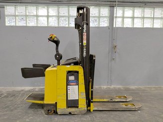 Pedestrian pallet stacker Yale MS12X