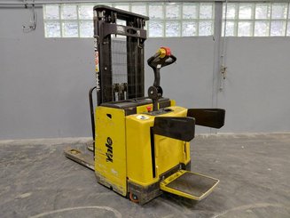Pedestrian pallet stacker Yale MS12X - 3