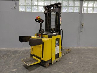 Pedestrian pallet stacker Yale MS12X