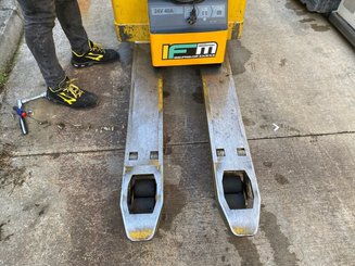 Stand-on pallet truck Yale MP20X