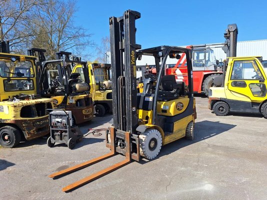 Four wheel front forklift Yale GLP20SVX - 1