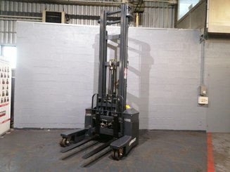 Multi-directional pallet stacker Combilift WR4