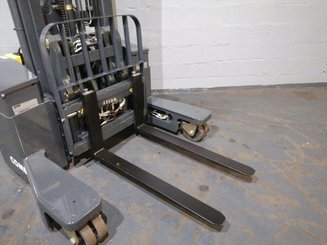Multi-directional pallet stacker Combilift WR4