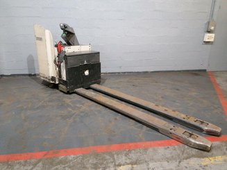 Stand-on pallet truck Crown PR4500 - 1