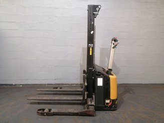 Straddle stacker Caterpillar NSP12NS - 2
