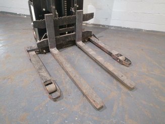 Straddle stacker Caterpillar NSP12NS - 4