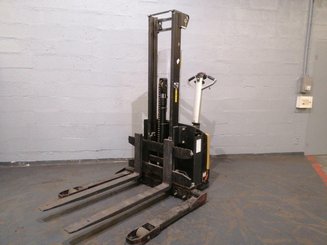 Straddle stacker Caterpillar NSP12NS - 1