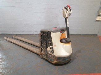 Pedestrian pallet truck Crown WP3020
