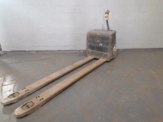Pedestrian pallet truck Crown WP3020