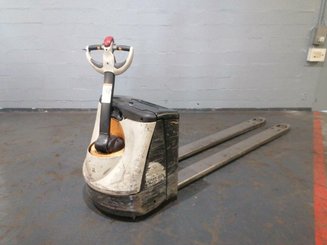 Pedestrian pallet truck Crown WP2320-20 - 2