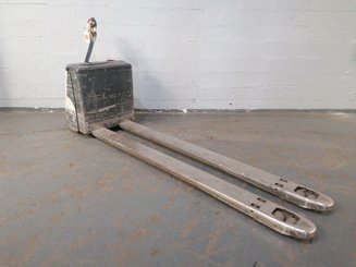 Pedestrian pallet truck Crown WP2320-20