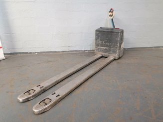 Pedestrian pallet truck Crown WP2320-20