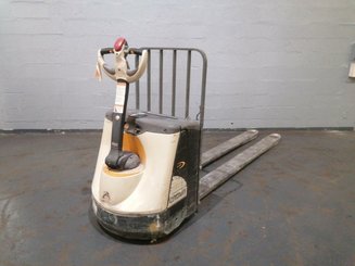 Pedestrian pallet truck Crown WP3020-2.0