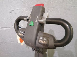Pedestrian pallet truck OMG 330K - 8
