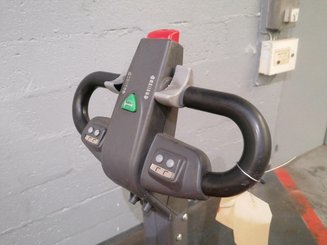 Pedestrian pallet truck OMG 330K - 5