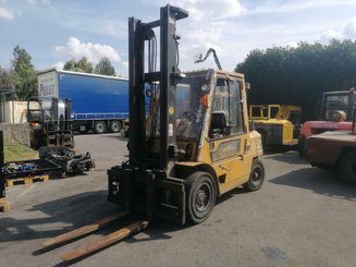 Four wheel front forklift Caterpillar GPL40 - 1