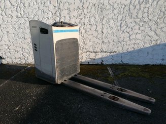 Stand-on pallet truck Crown RT4000