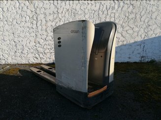 Stand-on pallet truck Crown RT4000