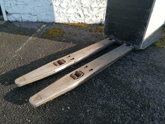 Stand-on pallet truck Crown RT4000