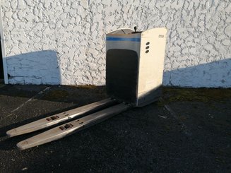Stand-on pallet truck Crown RT4000