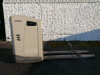 Stand-on pallet truck Crown RT4000
