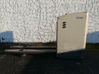 Stand-on pallet truck Crown RT4000