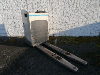 Stand-on pallet truck Crown RT4000