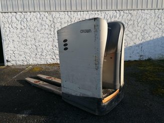 Stand-on pallet truck Crown RT4000