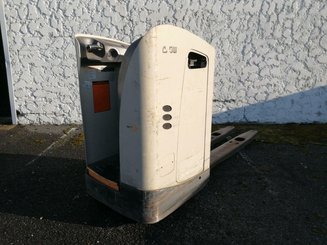 Stand-on pallet truck Crown RT4000