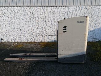 Stand-on pallet truck Crown RT4000