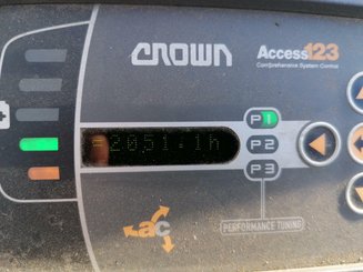 Stand-on pallet truck Crown RT4000