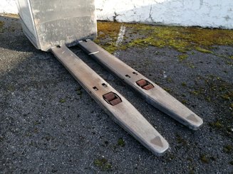 Stand-on pallet truck Crown RT4000