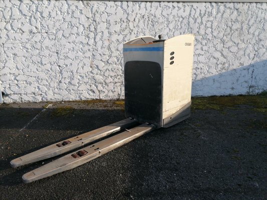 Stand-on pallet truck Crown RT4000 - 1