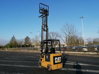 Four wheel front forklift Caterpillar EC25 - 3