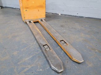 Pedestrian pallet truck OMG 330K - 7