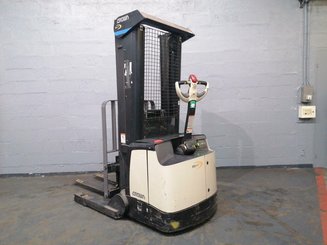 Straddle stacker Crown SHR5520-1.1