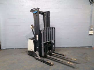 Straddle stacker Crown SHR5520-1.1 - 6