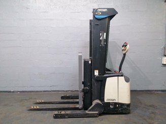 Straddle stacker Crown SHR5520-1.1 - 2