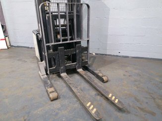 Straddle stacker Crown SHR5520-1.1