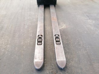 Pedestrian pallet truck Caterpillar NPP20N2