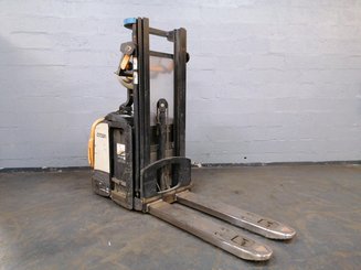 Stacker truck with folding platform Crown DT3040 - 1