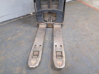 Stacker truck with folding platform Crown DT3040 - 7
