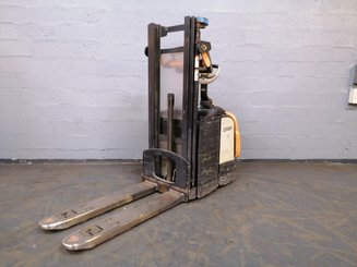 Stacker truck with folding platform Crown DT3040 - 6