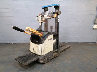 Stacker truck with folding platform Crown DT3040 - 2