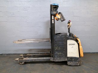 Stacker truck with folding platform Crown DT3040 - 5