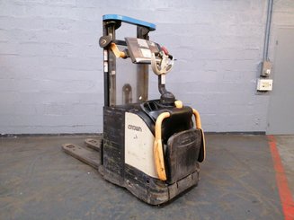 Stacker truck with folding platform Crown DT3040 - 4